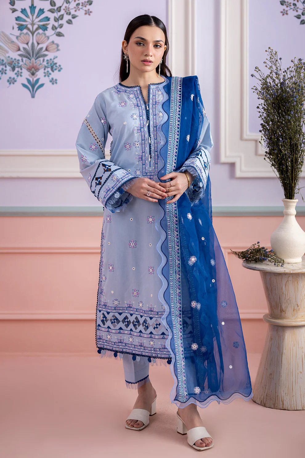 WUS25E30618_4 Embroidered Lawn 3 Piece in Blue Color WUS25E30618