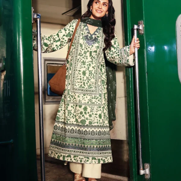 Ayeza Khan's Andaaz Embroidered Lawn 3 Piece in Green Color