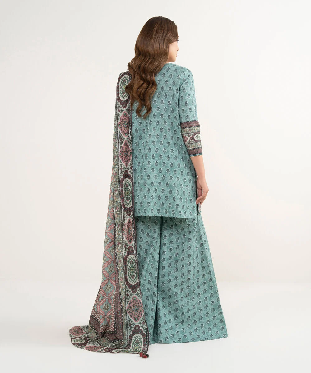 Andaaz Embroidered Lawn 3 Piece in Green Color - Image 5